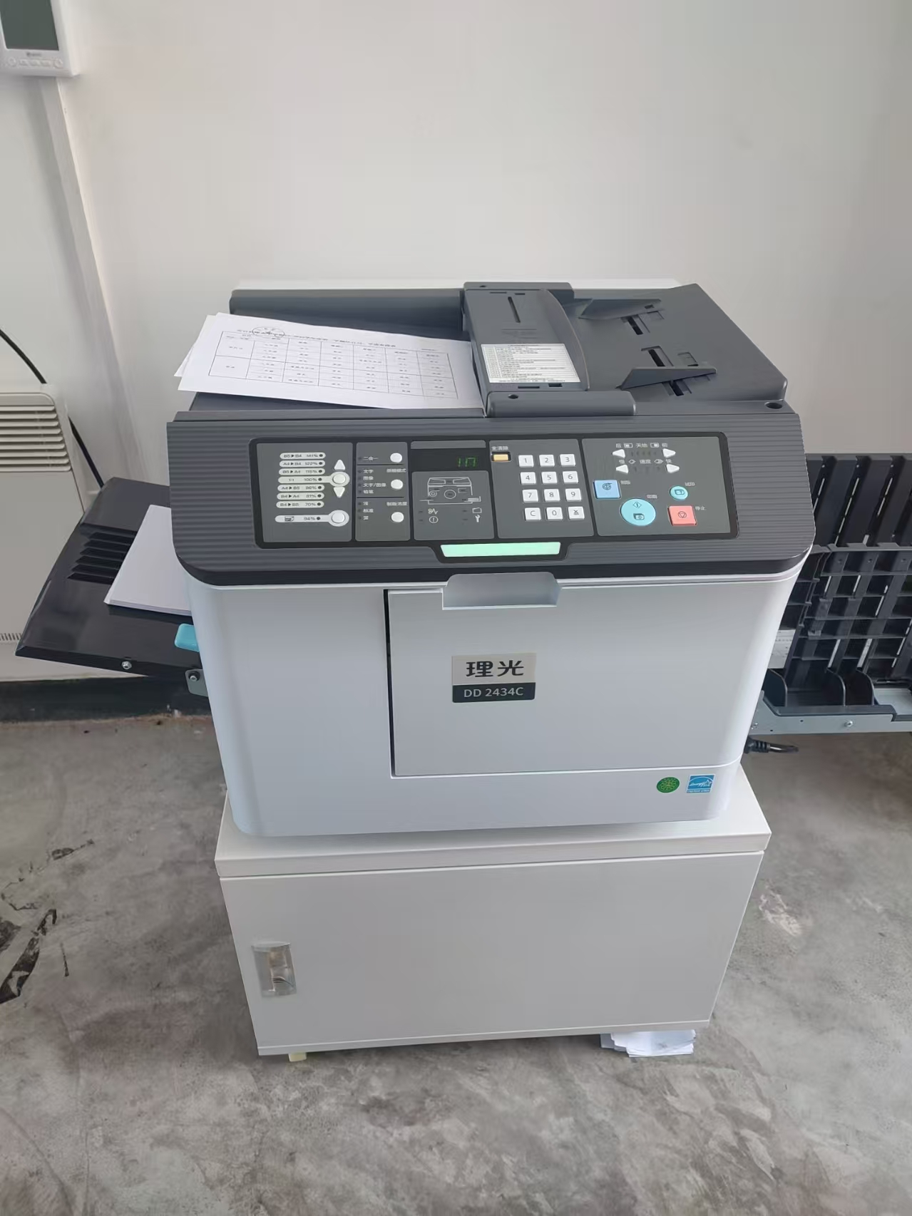 理光速印机DD2434C装好配工作台01.jpg